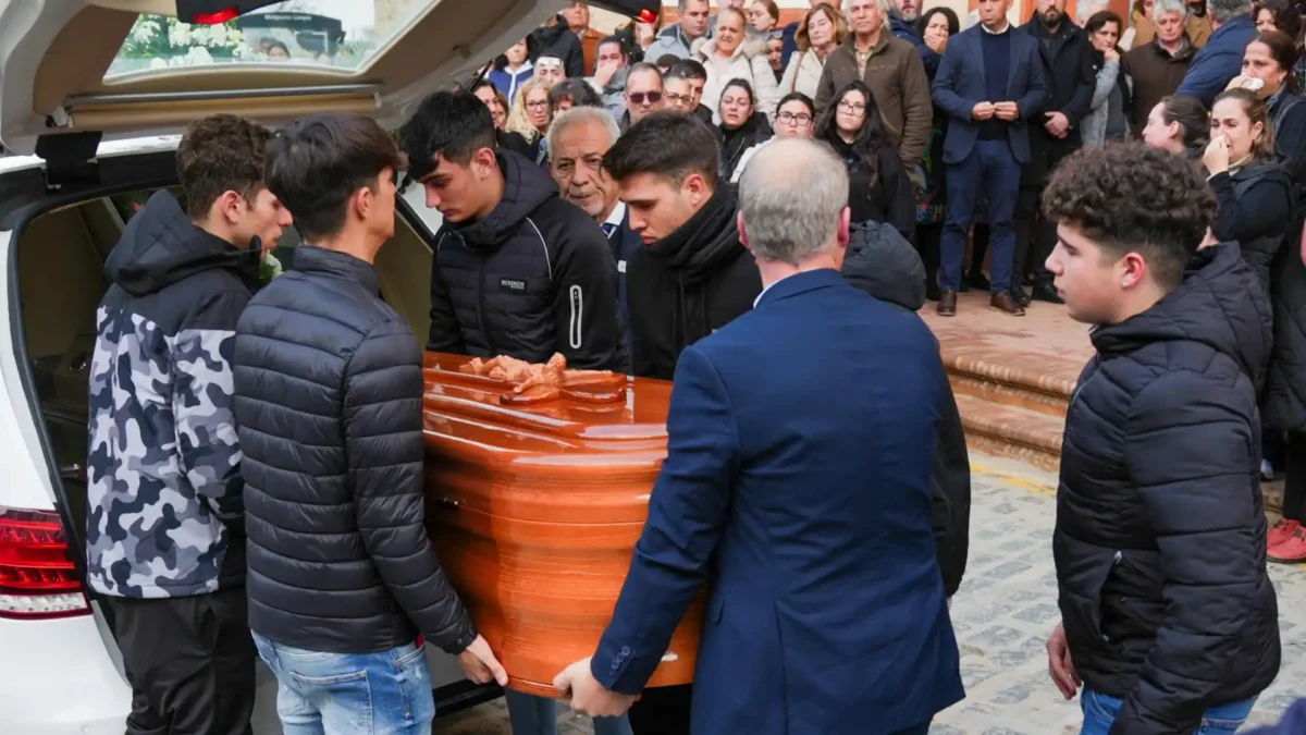 Amigos del fallecido descargan el féretro con sus restos antes del funeral - FRANCISCO J.OLMO/EUROPA PRESS