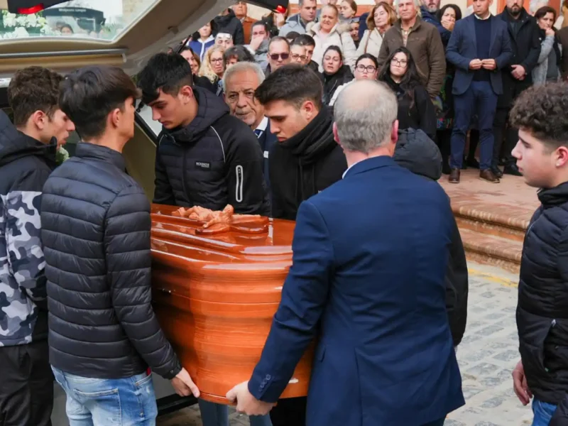 Amigos del fallecido descargan el féretro con sus restos antes del funeral - FRANCISCO J.OLMO/EUROPA PRESS