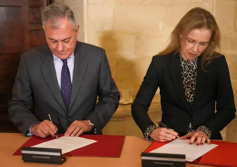 José Luis Sanz y Cristina Peláez firman el documento "Transformación de Sevilla" - Ayuntamiento
