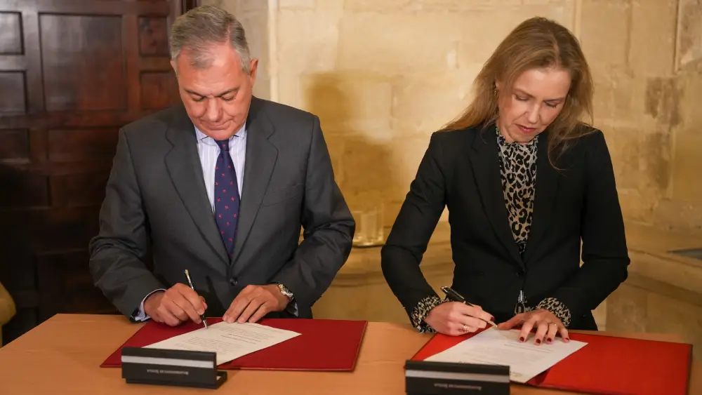 José Luis Sanz y Cristina Peláez firman el documento "Transformación de Sevilla" - Ayuntamiento
