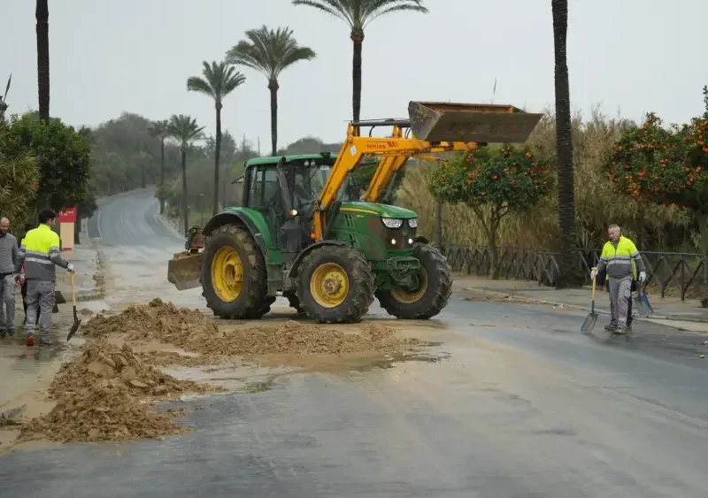Imagen de archivo de una carretera anegada de barro y agua - Francisco J. Olmo - Europa Press