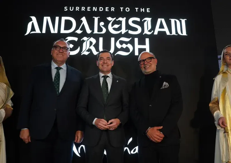 El presidente de la Junta de Andalucía, Juanma Moreno, junto al consejero de Turismo y Andalucía Exterior, Arturo Bernal, en la presentación de la nueva campaña de turismo andaluz 'Surrender to the Andalusian Crush'. - JUNTA DE ANDALUCÍA