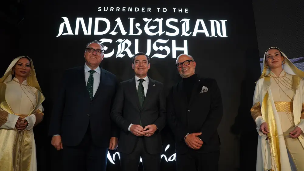 El presidente de la Junta de Andalucía, Juanma Moreno, junto al consejero de Turismo y Andalucía Exterior, Arturo Bernal, en la presentación de la nueva campaña de turismo andaluz 'Surrender to the Andalusian Crush'. - JUNTA DE ANDALUCÍA