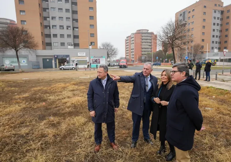 Visita a la parcela cedida para el proyecto / Ayuntamiento de Sevilla
