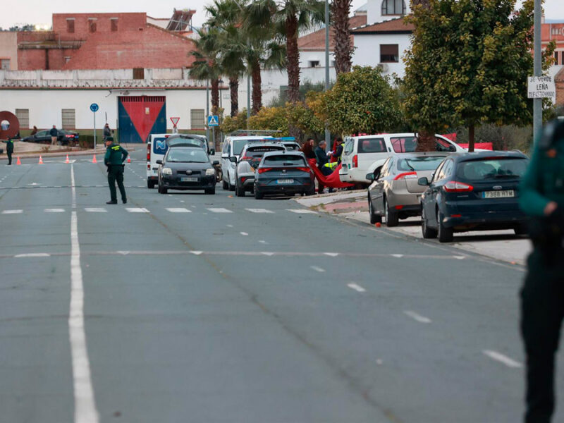 Los servicios funerarios y la Guardia Civil trabajan en el lugar donde se encuentra el cadáver de un menor apuñalado en Gerena