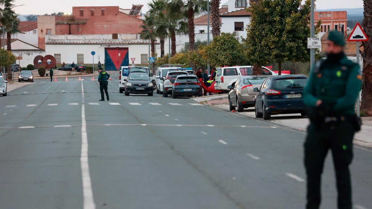 Los servicios funerarios y la Guardia Civil trabajan en el lugar donde se encuentra el cadáver de un menor apuñalado en Gerena