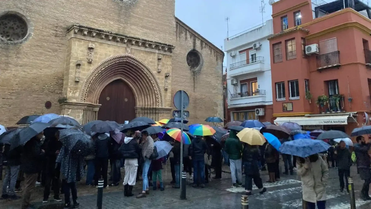 Concentración ante la iglesia de Santa Marina - ADRIANO ANTONOO