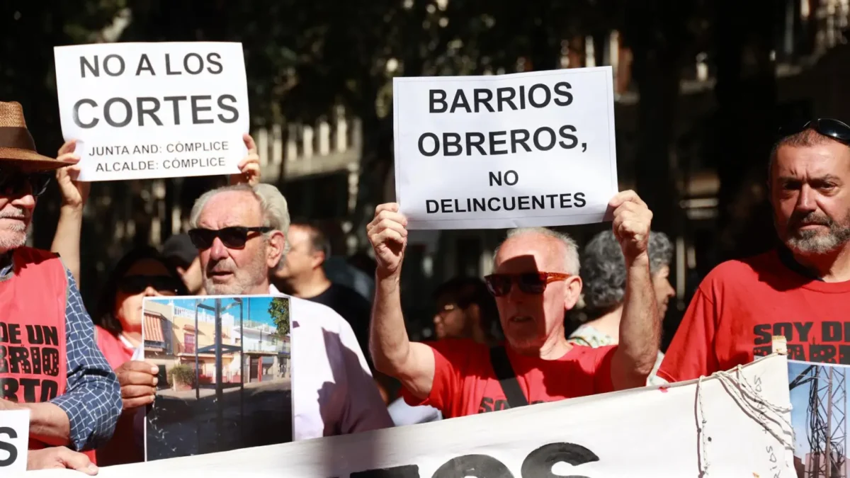 Decenas de personas, del colectivo Barrios Hartos, se concentran en la puerta del Ayuntamiento de Sevilla - Rocío Ruiz/Europa Press