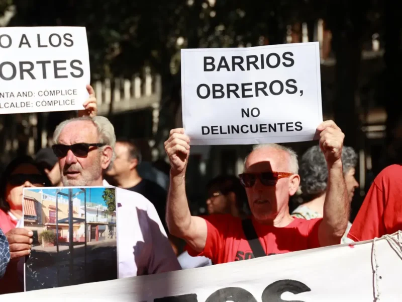 Decenas de personas, del colectivo Barrios Hartos, se concentran en la puerta del Ayuntamiento de Sevilla - Rocío Ruiz/Europa Press