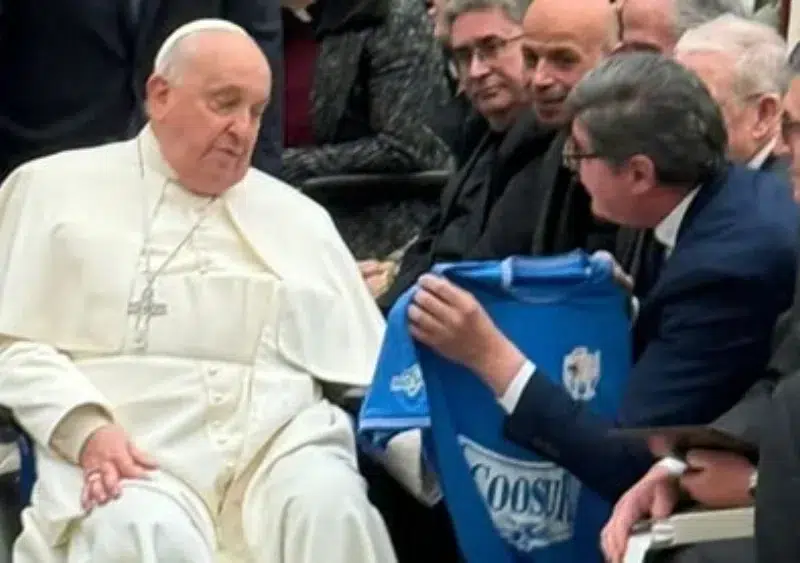 El Papa Francisco recibe la camiseta de la UD Bellavista / UD Bellavista