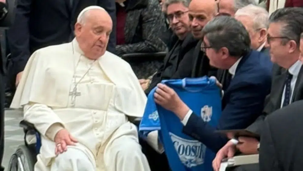 El Papa Francisco recibe la camiseta de la UD Bellavista / UD Bellavista