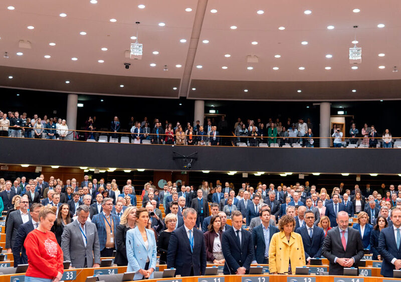 Imagen del Parlamento Europeo con diputados españoles durante un minuto de silencio por las víctimas de la Dana de Valencia / SA