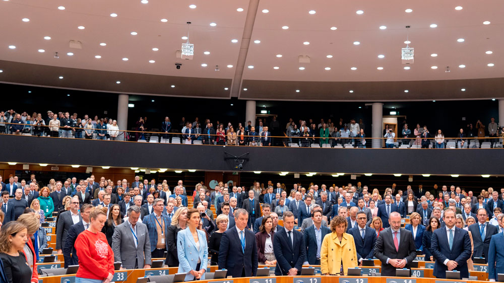 Imagen del Parlamento Europeo con diputados españoles durante un minuto de silencio por las víctimas de la Dana de Valencia / SA