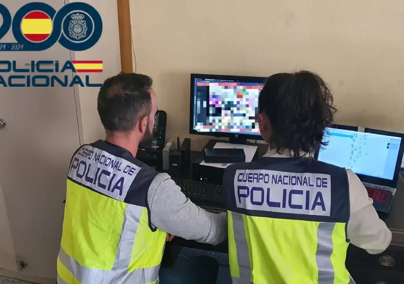 Dos agentes de la Policía Nacional en plena investigación - Policía Nacional