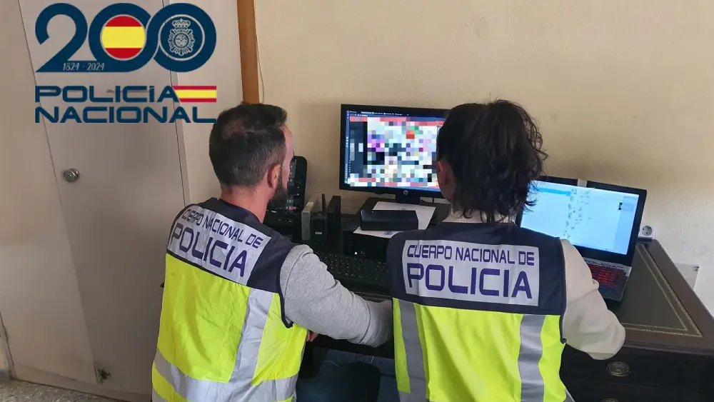 Dos agentes de la Policía Nacional en plena investigación - Policía Nacional