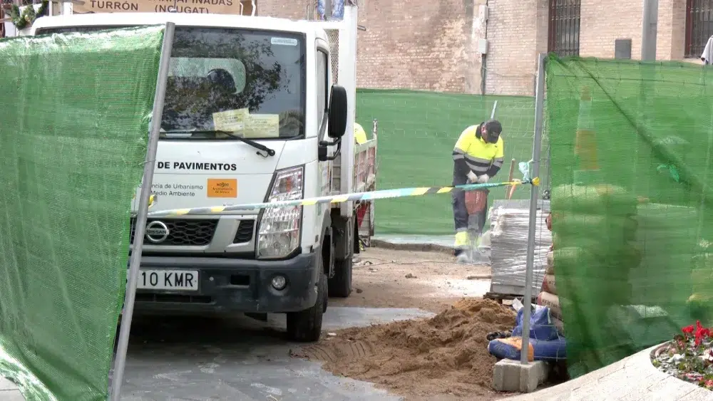 Operario del Ayuntamiento eliminan los resaltes a modo de fuentes de la Plaza de la Encarnación / Europa Press