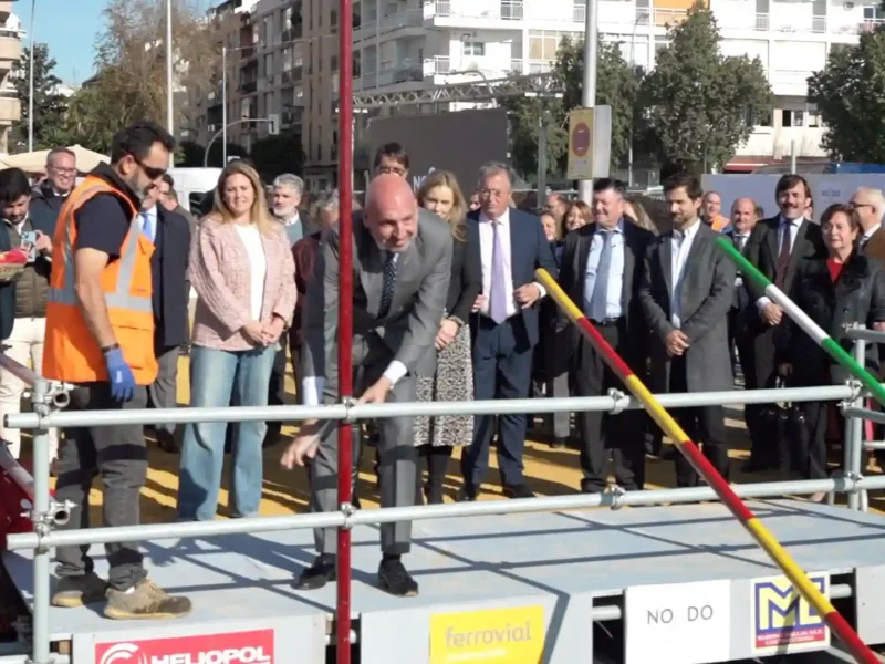 Comienza el montaje de la portada de la feria, que por primera vez se instala tras la navidad - AYUNTAMIENTO DE SEVILLA