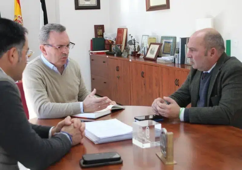 El alcalde de El Cuervo junto con el delegado territorial - AYUNTAMIENTO DE EL CUERVO DE SEVILLA