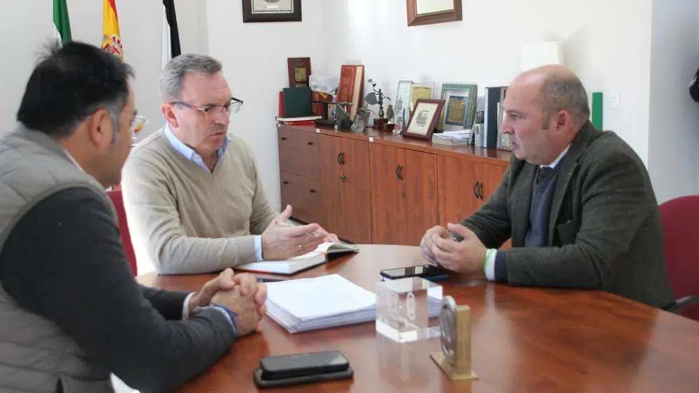 El alcalde de El Cuervo junto con el delegado territorial - AYUNTAMIENTO DE EL CUERVO DE SEVILLA