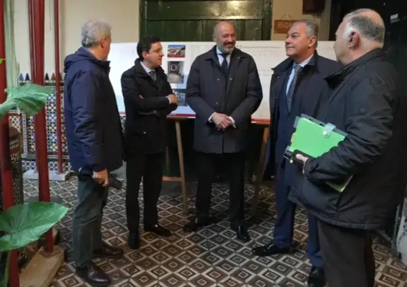 José Luis Sanz, reunido en el interior del Palacio del Pumarejo