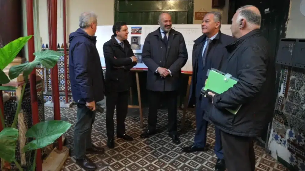 José Luis Sanz, reunido en el interior del Palacio del Pumarejo