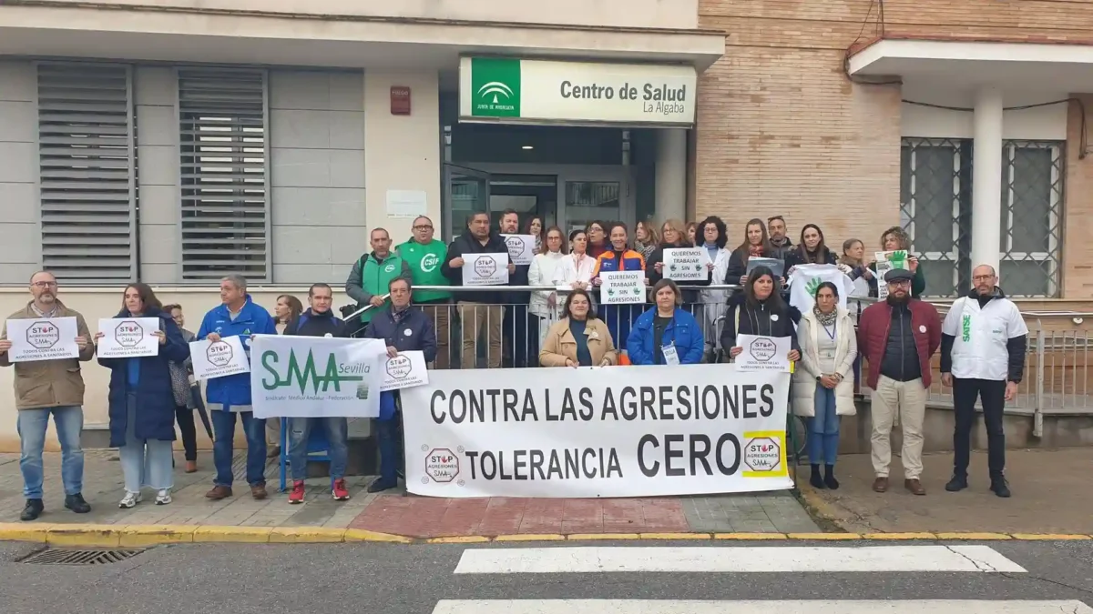 Concentración en el centro de salud de La Algaba - SINDICATO MÉDICO DE SEVILLA