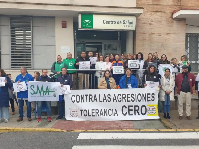 Concentración en el centro de salud de La Algaba - SINDICATO MÉDICO DE SEVILLA