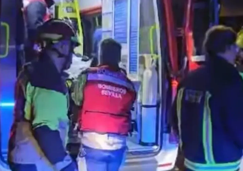 Los Bomberos de Sevilla en el rescate de un hombre que nadaba por el río a primera hora de la mañana - Policía Local