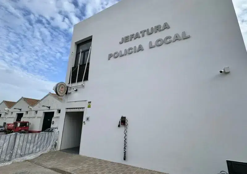 La fachada de la Jefatura de la Policía Local de Las Cabezas de San Juan luce reformada.