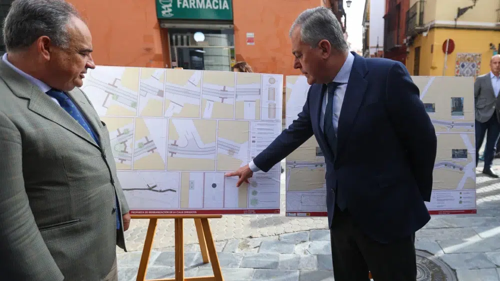 Archivo - El alcalde de Sevilla, junto a uno de los paneles explicativos con el proyecto de repavimentación de la calle Zaragoza. - AYTO.DE SEVILLA - Archivo