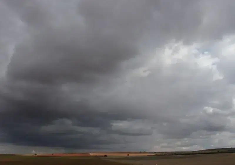 Imagen de archivo cielo lluvioso.