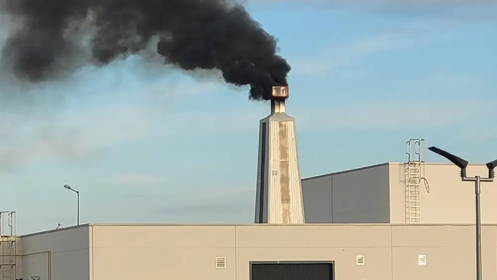 La chimenea del crematorio de Alcalá a pleno funcionamiento.