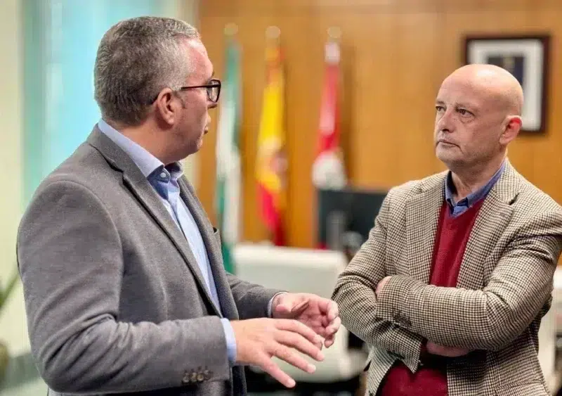 El alcalde del Ayuntamiento de Dos Hermanas, Paco Rodríguez, y el alcalde de Los Palacios y Villafranca, Juan Manuel Valle Chacón / AYUNTAMIENTO DE DOS HERMANAS