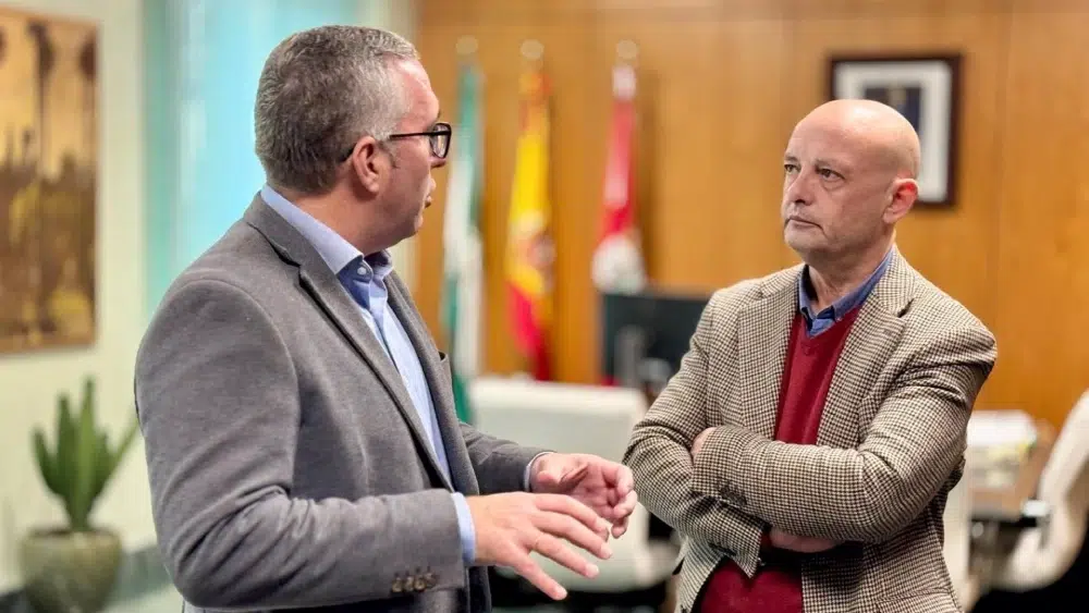 El alcalde del Ayuntamiento de Dos Hermanas, Paco Rodríguez, y el alcalde de Los Palacios y Villafranca, Juan Manuel Valle Chacón / AYUNTAMIENTO DE DOS HERMANAS