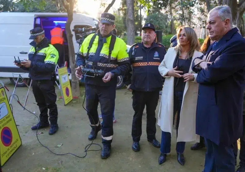 El alcalde de Sevilla, José Luis Sanz, observando el trabajo de los drones / AYUNTAMIENTO DE SEVILLA