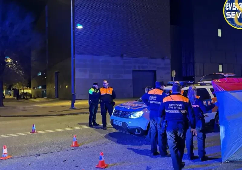 El dispositivo de Protección Civil y Policía Local que acudió a la avenida Américo Vespucio a asistir al atropellado - Emergencias Sevilla