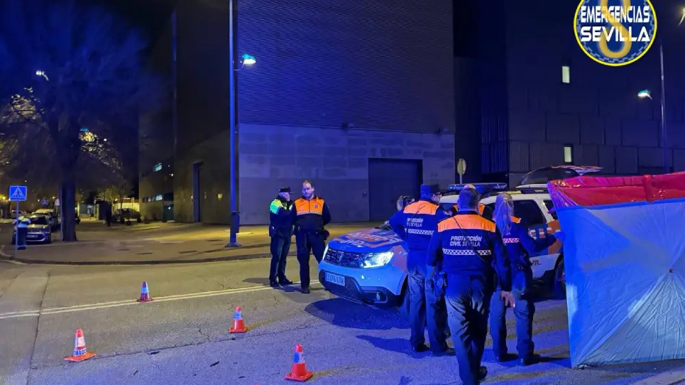 El dispositivo de Protección Civil y Policía Local que acudió a la avenida Américo Vespucio a asistir al atropellado - Emergencias Sevilla