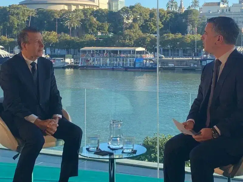 El presidente de la Diputación de Sevilla, Javier Fernández de los Ríos, junto a Rodrigo Rodríguez Hans / David Cejudo