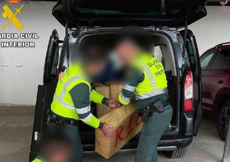 Agentes de la Guardia Civil examinando los fardos - Guardia Civil