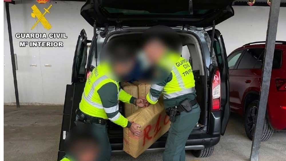 Agentes de la Guardia Civil examinando los fardos - Guardia Civil