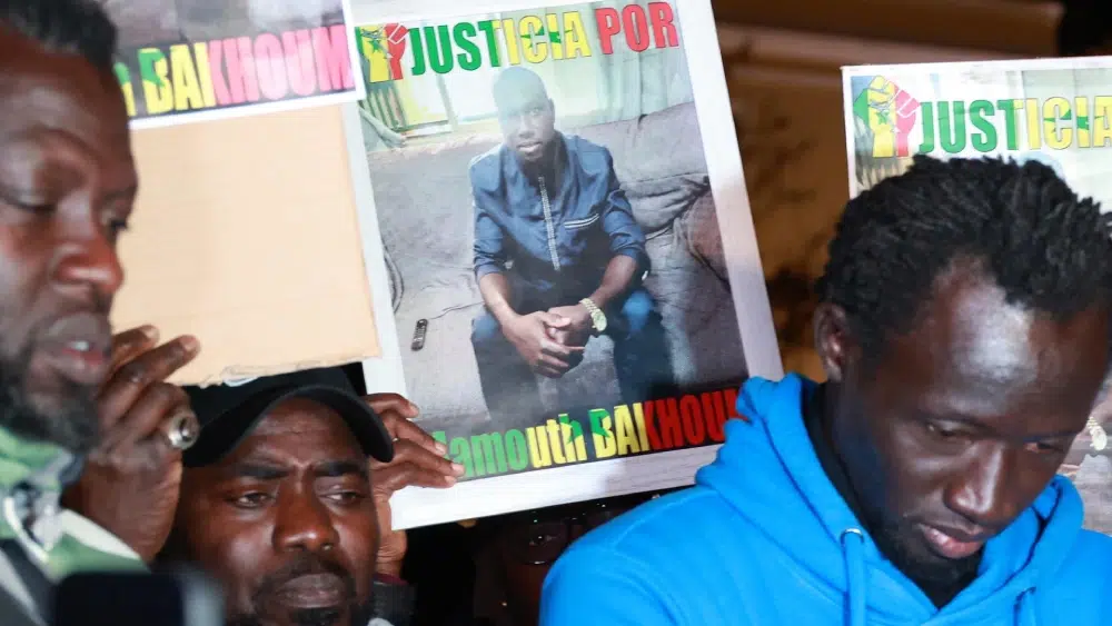 Miembros de la comunidad senegalesa de Sevilla protestan para exigir "claridad y justicia" tras la muerte del vendedor ambulante - Rocío Ruiz / Europa Press