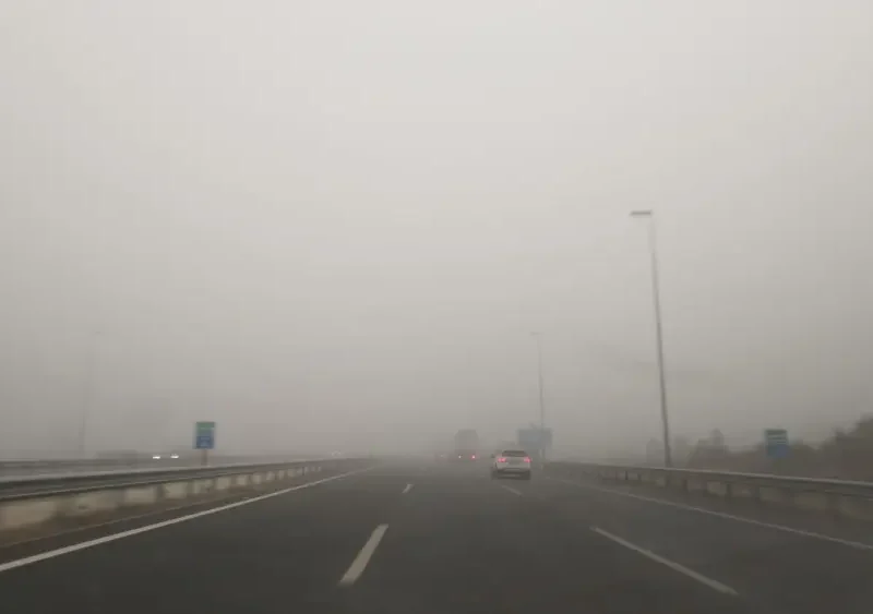 La espesa niebla en la SE-30.