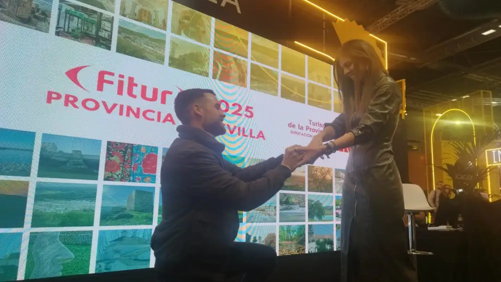 Paloma Valencia y Diego Bernal se comprometen en el estand de la Diputación de Fitur - Francisco Amador