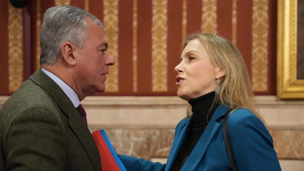 El alcalde de Sevilla y la portavoz de Vox se saludan durante el pleno extraordinario de presupuestos, en el Salón Colón del Consistorio. - MARÍA JOSÉ LÓPEZ-EUROPA PRESS