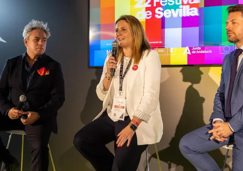 La delegada de Turismo, Angie Moreno, presentado el Festival de Cine Europeo 2025 en el stand de Fitur junto a Manuel Cristóbal, director del certamen, y José Vélez, secretario general de Cultura y Deporte de la Junta - Ayuntamiento de Sevilla