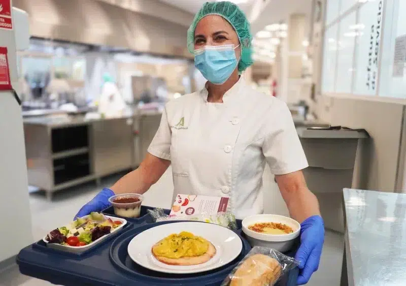 Profesional del Servicio de Alimentación del Hospital Virgen Macarena / JUNTA DE ANDALUCÍA