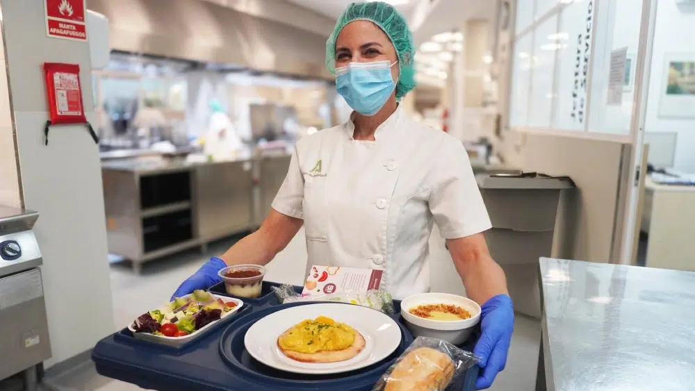 Profesional del Servicio de Alimentación del Hospital Virgen Macarena / JUNTA DE ANDALUCÍA