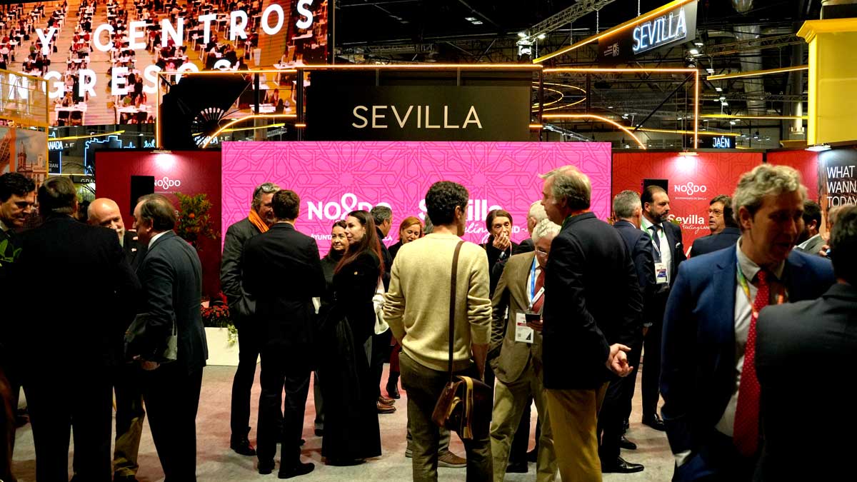 Stand de Sevilla en Fitur, a su espalda el stan de la provincia / F. Amador