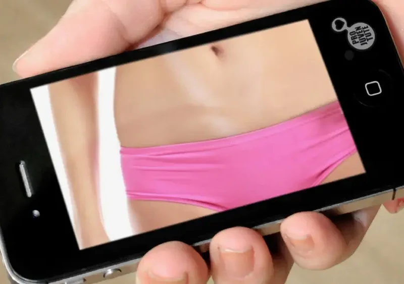 Imagen de archivo de vídeos de contenido sexual en un teléfono móvil - UDL