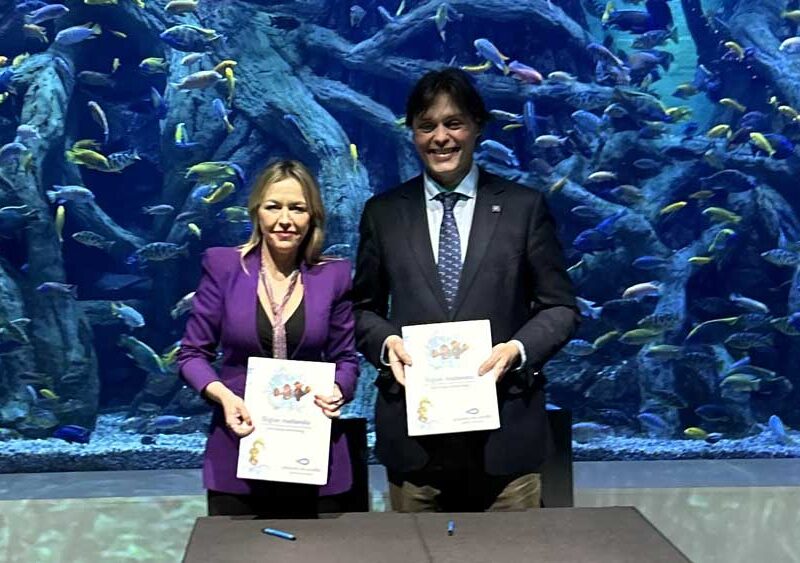 Rector de la Universidad Pablo de Olavide, Francisco Oliva Blázquez, y la gerente del Acuario de Sevilla, Rocío Alcázar González, durante la firma del convenio - UPO